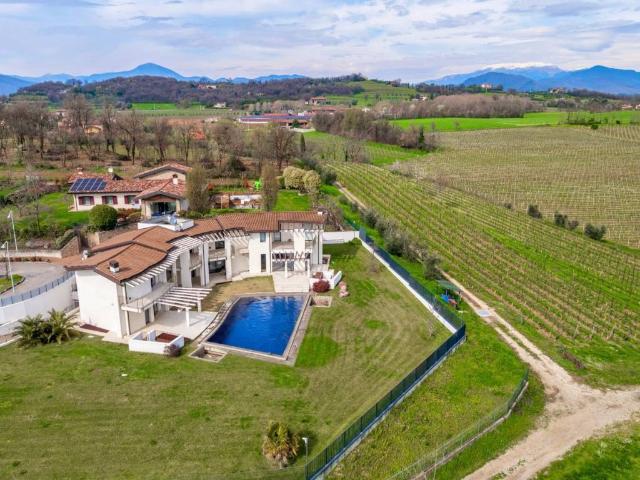 Villa Indipendente in vendita a Erbusco, Lombardia