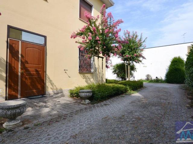 Villa Indipendente in vendita a Pianura Reggiana, Re
