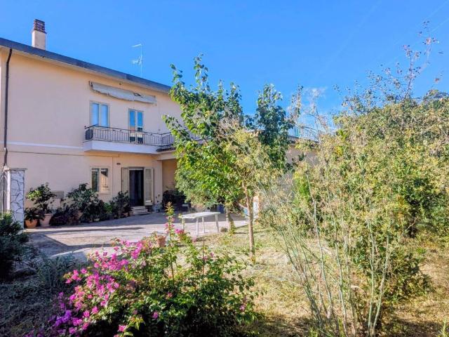 Villa Indipendente in vendita a Fabrica Di Roma, Lazio