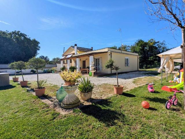 Villa Indipendente in vendita a Fabrica Di Roma, Lazio