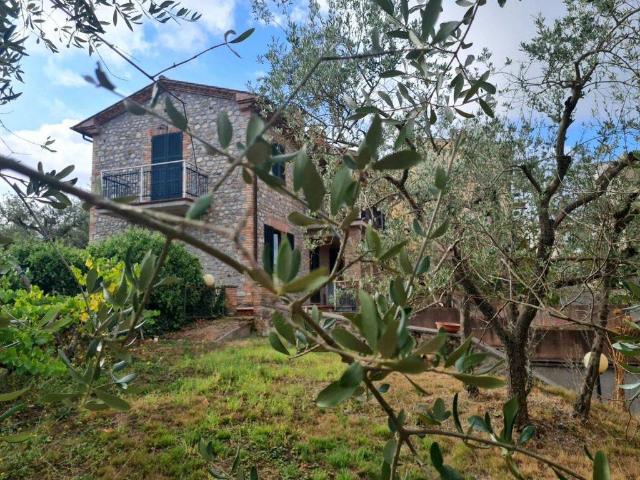 Villa Indipendente in vendita a Fabro, Umbria