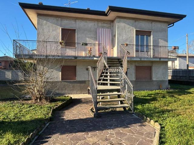Villa Indipendente in vendita a Bergoro, Fagnano Olona
