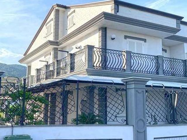 Villa Indipendente in vendita a Falciano Del Massico, Campania