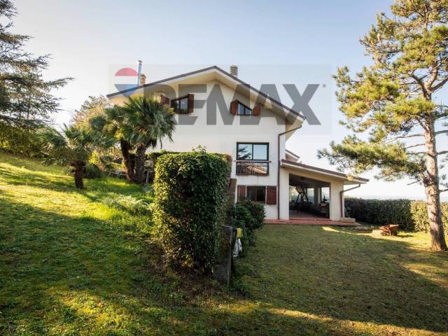 Villa Indipendente in vendita a Palombina Vecchia, Marche