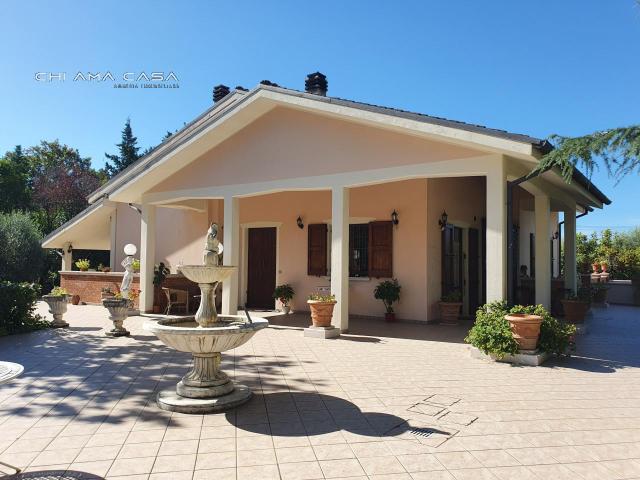 Villa Indipendente in vendita a Carrara, Marche