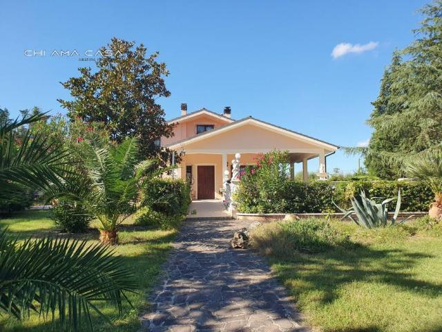 Villa Indipendente in vendita a Carrara, Marche