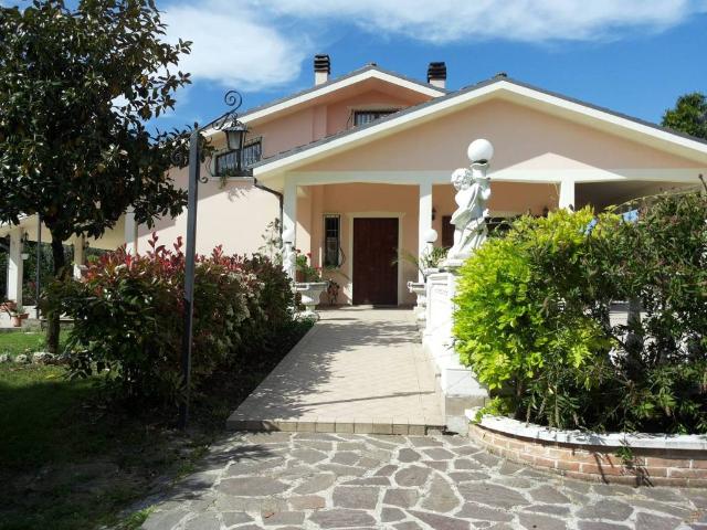 Villa Indipendente in vendita a Carrara, Marche