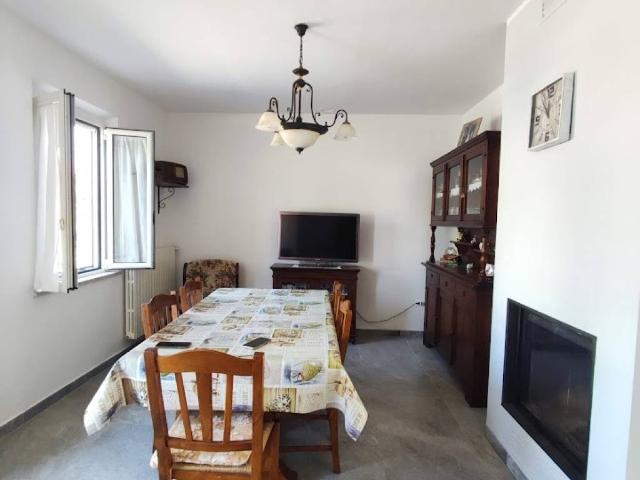 Villa Indipendente in vendita a Carrara, Marche