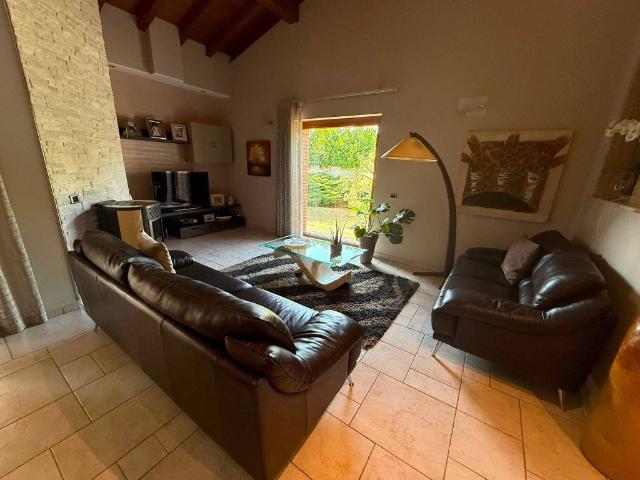 Villa Indipendente in vendita a Fara Gera D'adda, Lombardia