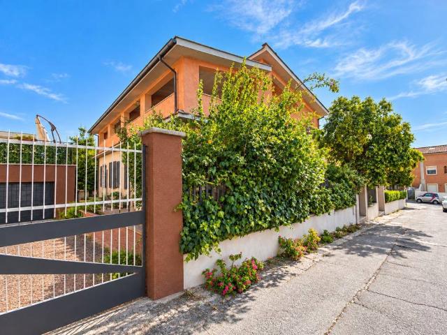 Villa Indipendente in vendita a Passo Corese, Fara in Sabina