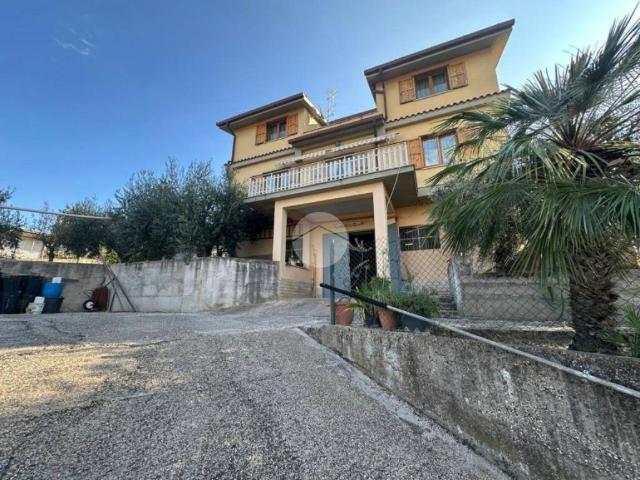 Villa Indipendente in vendita a Fara Sabina, Lazio