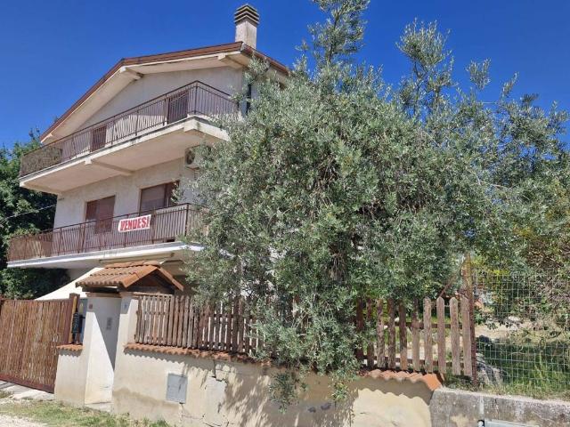 Villa Indipendente in vendita a Campomaggiore, Fara Sabina
