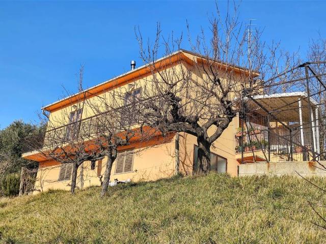 Villa Indipendente in vendita a Farindola, Abruzzo