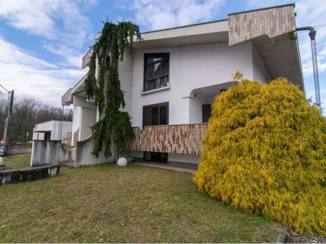 Villa Indipendente in vendita a Fenegrò, Lombardia