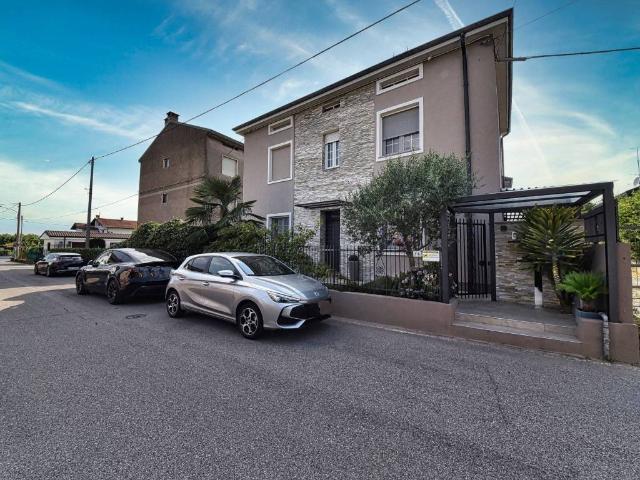 Villa Indipendente in vendita a Fenegrò, Lombardia