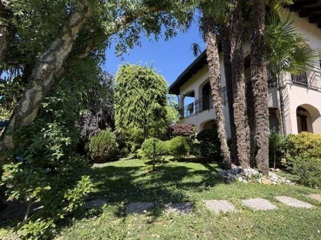 Villa Indipendente in vendita a Fenegrò, Lombardia
