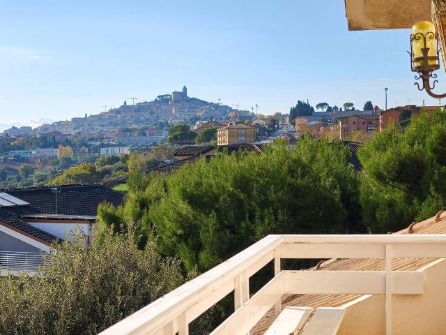 Villa Indipendente in vendita a Santa Petronilla, Marche