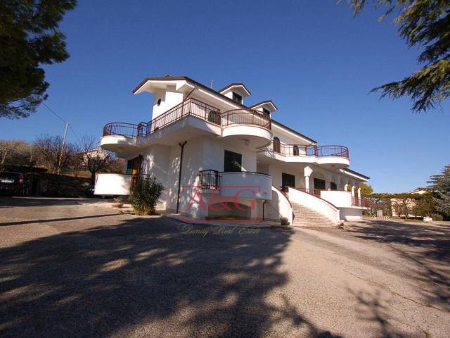 Villa Indipendente in vendita a Tirassegno, Marche