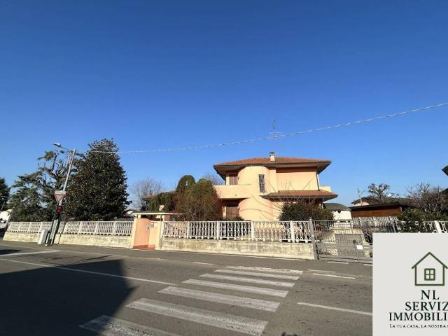 Villa Indipendente in vendita a Samarate, Lombardia