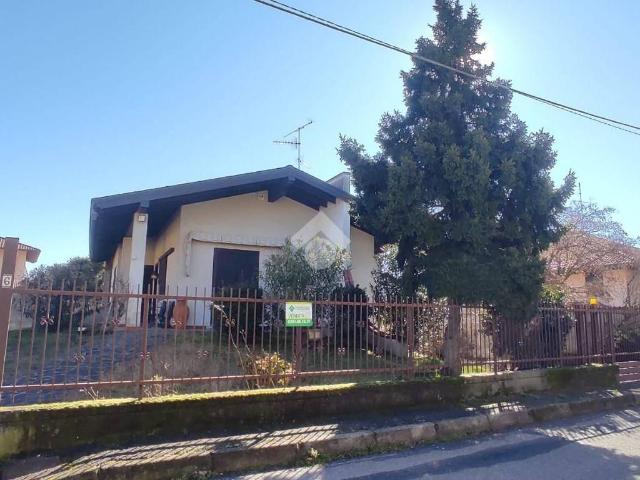 Villa Indipendente in vendita a Ferno, Lombardia