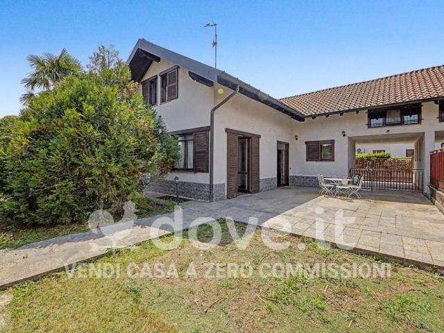 Villa Indipendente in vendita a Ferno, Lombardia