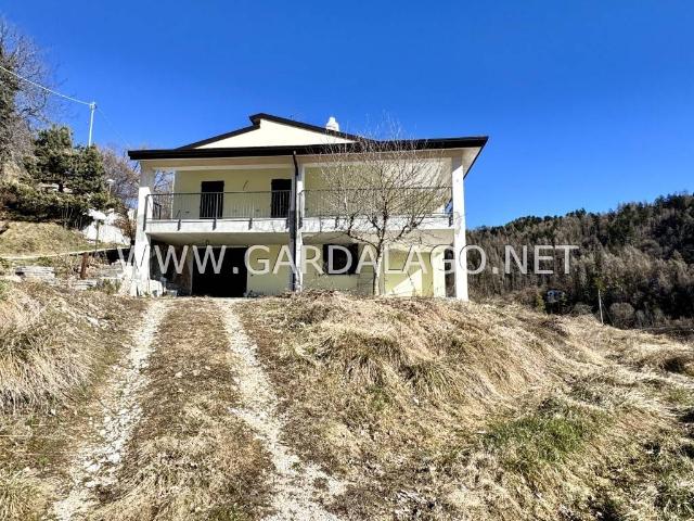 Villa Indipendente in vendita a Ferrara Di Monte Baldo, Veneto