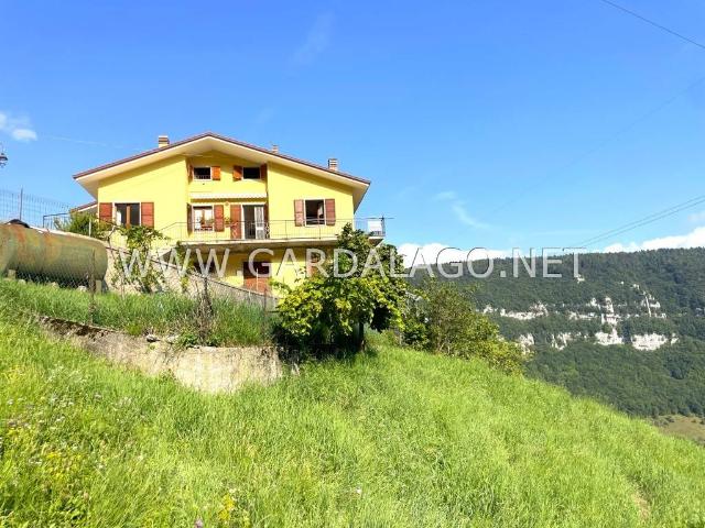 Villa Indipendente in vendita a Ferrara Di Monte Baldo, Veneto