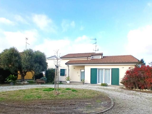 Villa Indipendente in vendita a Ferrara, Reggio Emilia