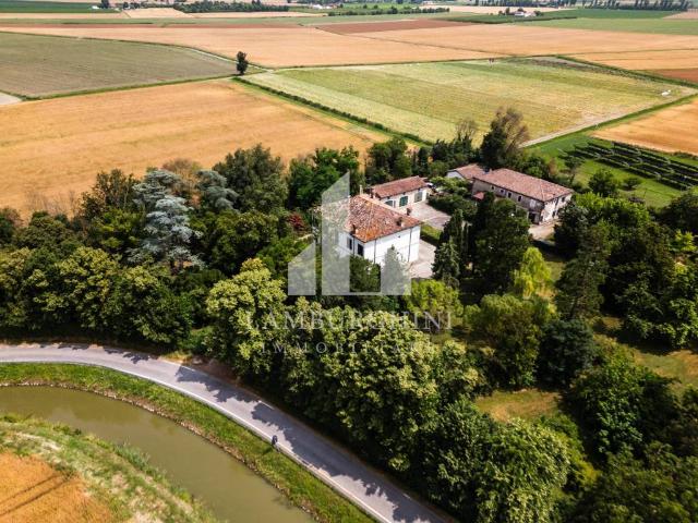 Villa Indipendente in vendita a Ferrara, Reggio Emilia