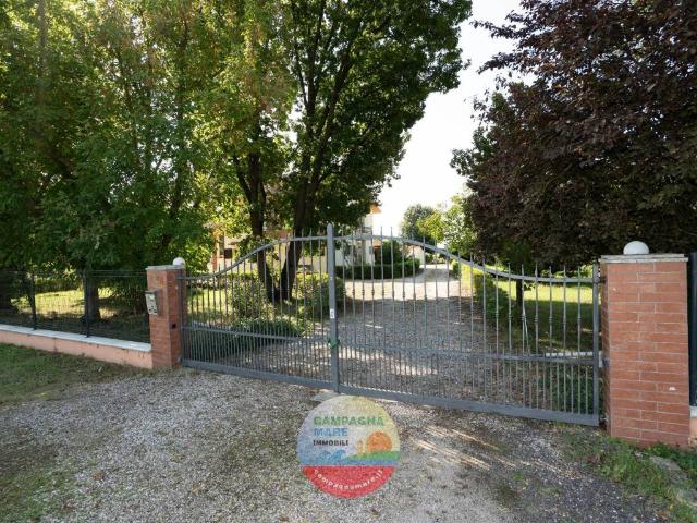 Villa Indipendente in vendita a Ferrara, Reggio Emilia