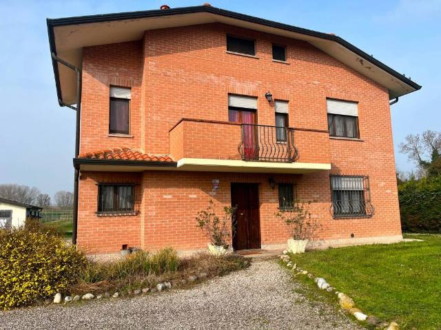 Villa Indipendente in vendita a Ferrara, Reggio Emilia