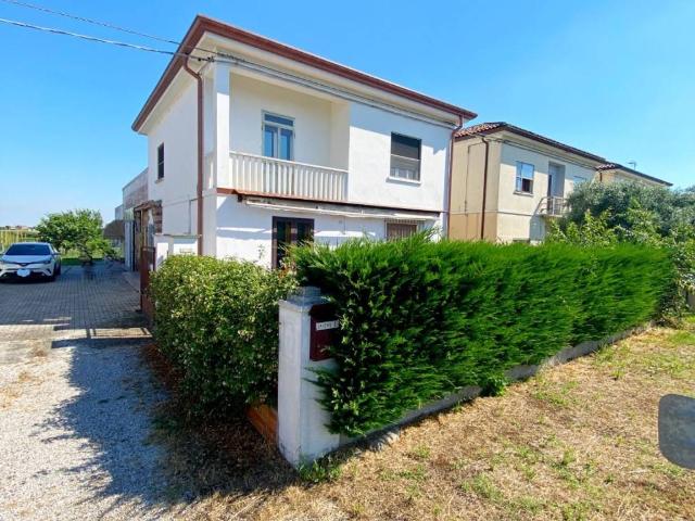 Villa Indipendente in vendita a Ferrara, Reggio Emilia