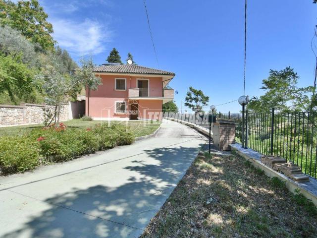Villa Indipendente in vendita a Capolavilla, Marche