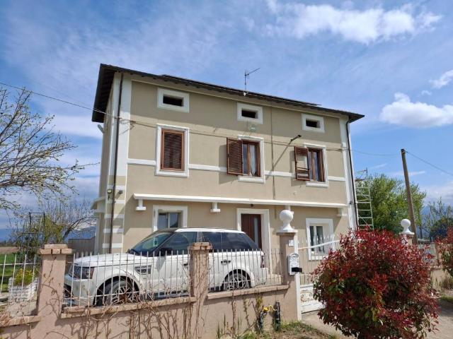 Villa Indipendente in vendita a Foligno, Umbria
