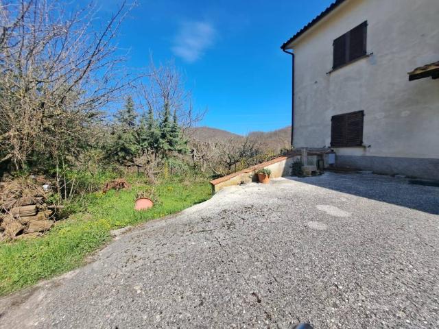 Villa Indipendente in vendita a Foligno, Umbria
