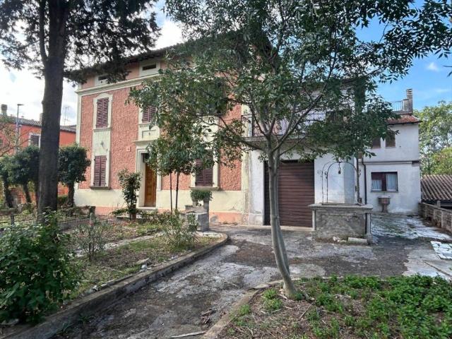 Villa Indipendente in vendita a Foligno, Umbria