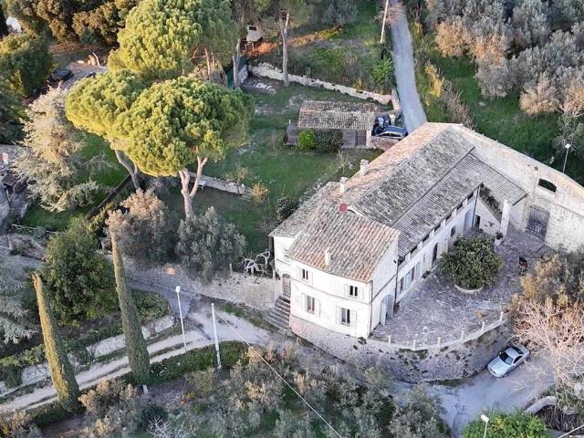 Villa Indipendente in vendita a Foligno, Umbria