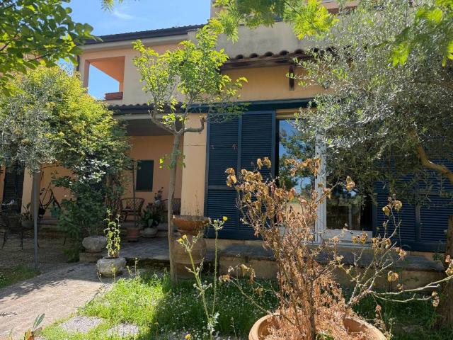 Villa Indipendente in vendita a Foligno, Umbria