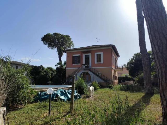 Villa Indipendente in vendita a Foligno, Umbria