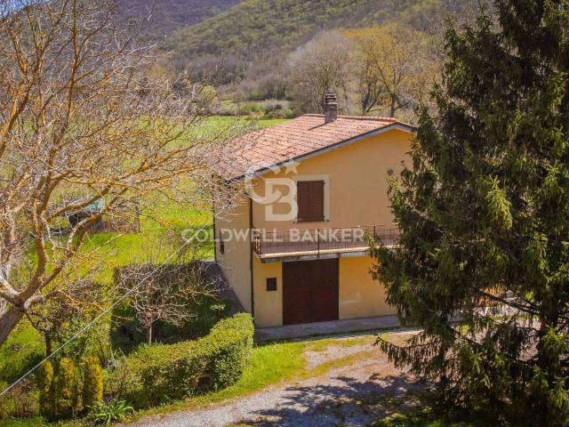 Villa Indipendente in vendita a Foligno, Umbria