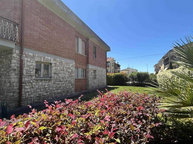 Villa Indipendente in vendita a Foligno, Umbria