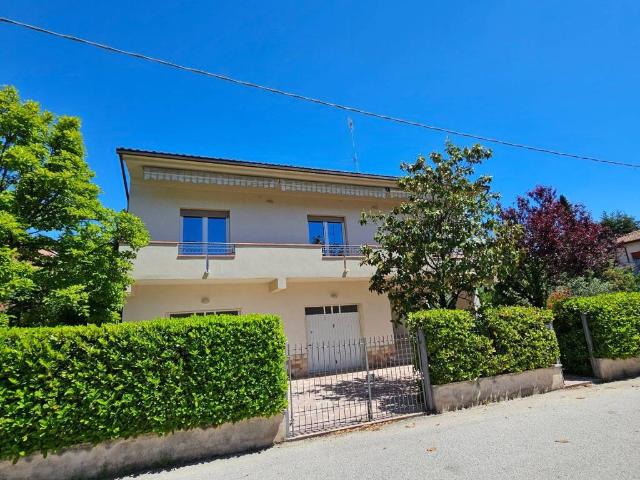 Villa Indipendente in vendita a Foligno, Umbria