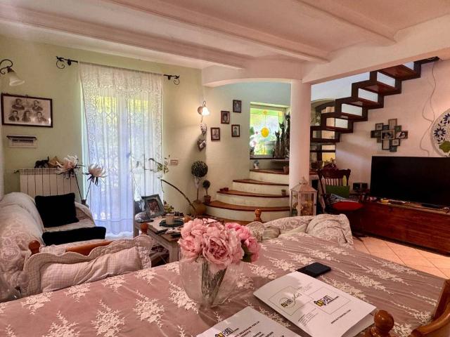 Villa Indipendente in vendita a Follo, Liguria