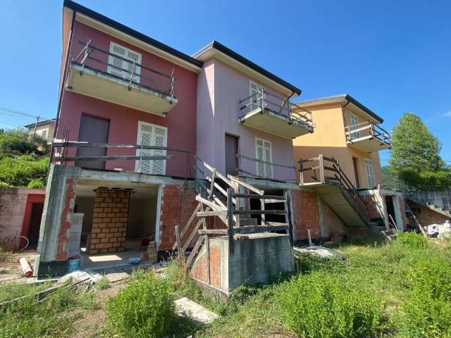 Villa Indipendente in vendita a Follo, Liguria