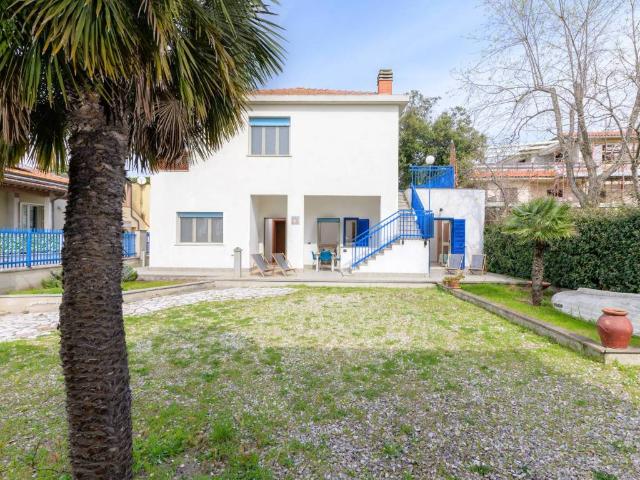 Villa Indipendente in vendita a Follonica, Toscana