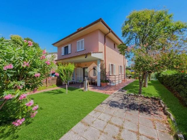 Villa Schiera in vendita a Follonica, Toscana