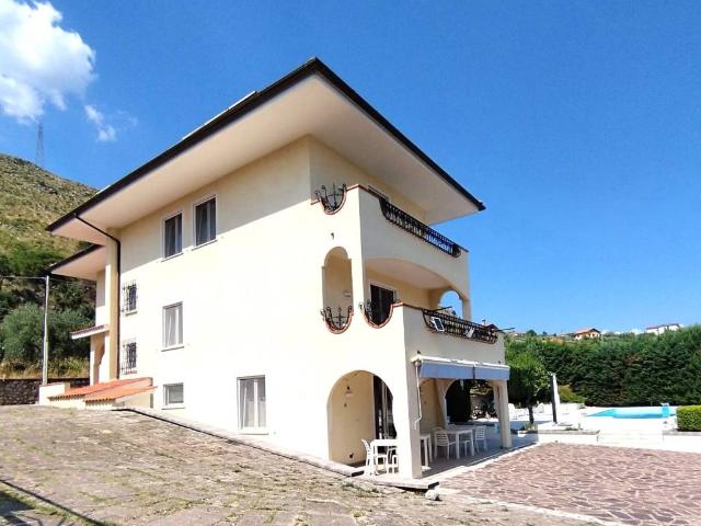 Villa Indipendente in vendita a Formia, Lazio