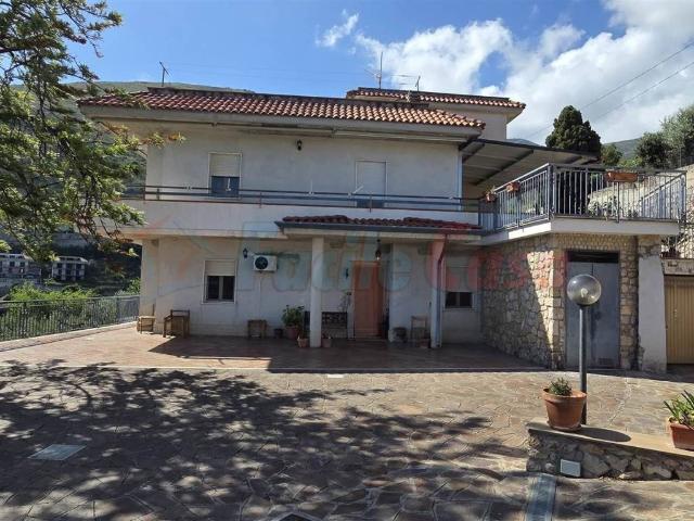 Villa Indipendente in vendita a Formia, Lazio