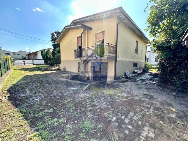 Villa Indipendente in vendita a Formigara, Lombardia