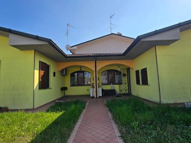 Villa Indipendente in vendita a Formigara, Lombardia